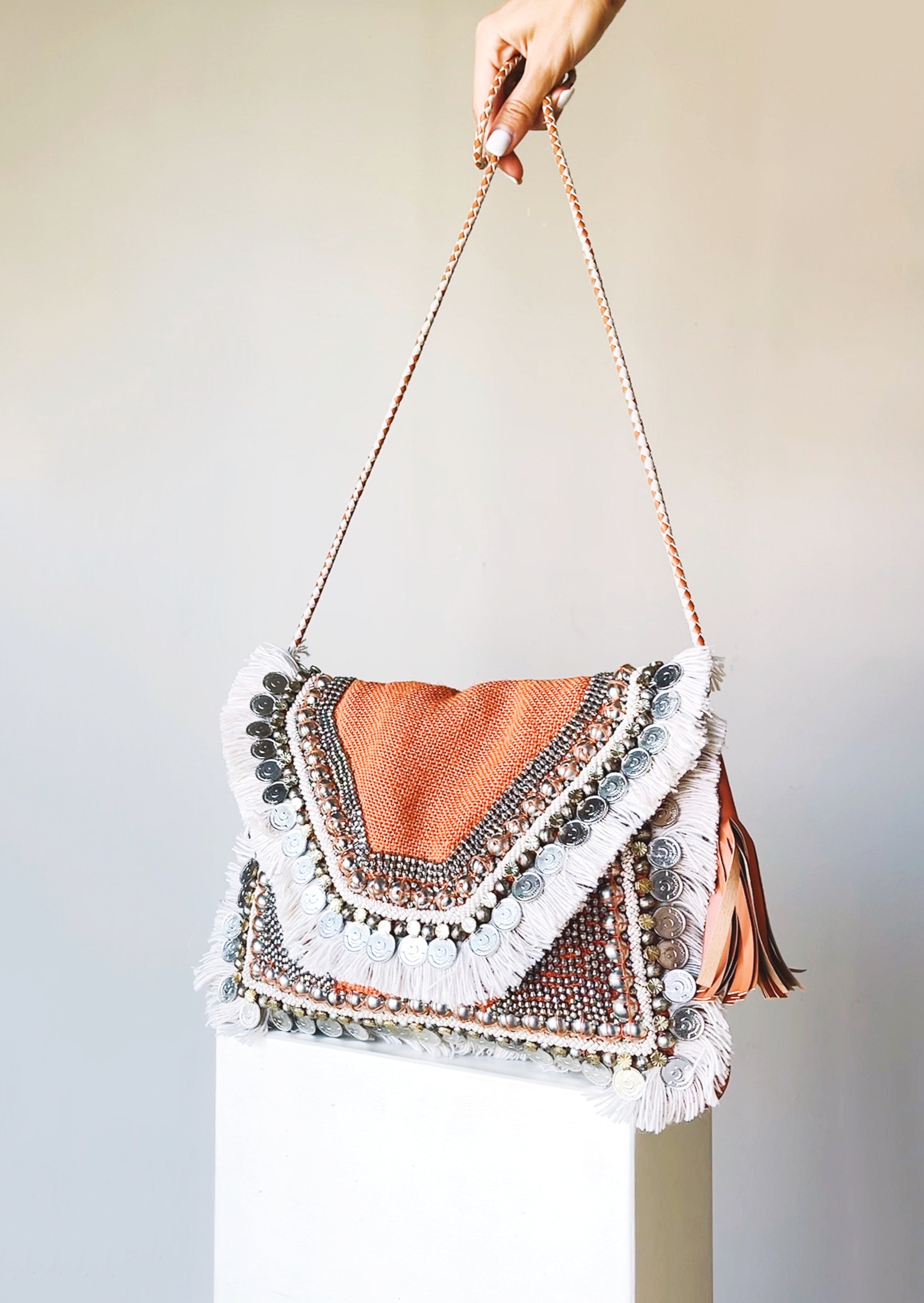 leela clutch in natural