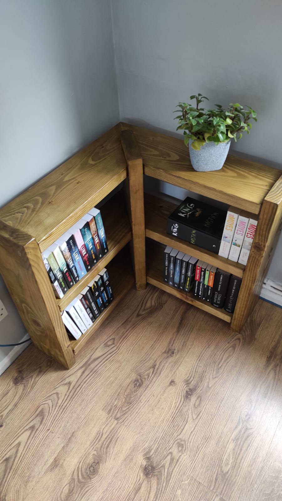 Thumbnail: Rustic Corner Bookshelf