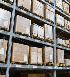 棚に並んだ小包