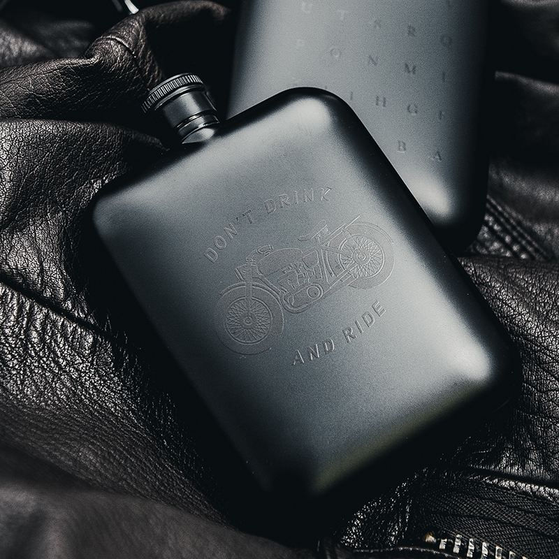 縮圖：IZOLA 午夜骑士 不锈钢酒瓶 - 6oz