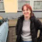 Glücklicher Fahrschüler nach bestandener Autoprüfung in Münchenstein