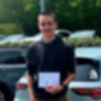 Glücklicher Fahrschüler nach bestandener Autoprüfung in Münchenstein