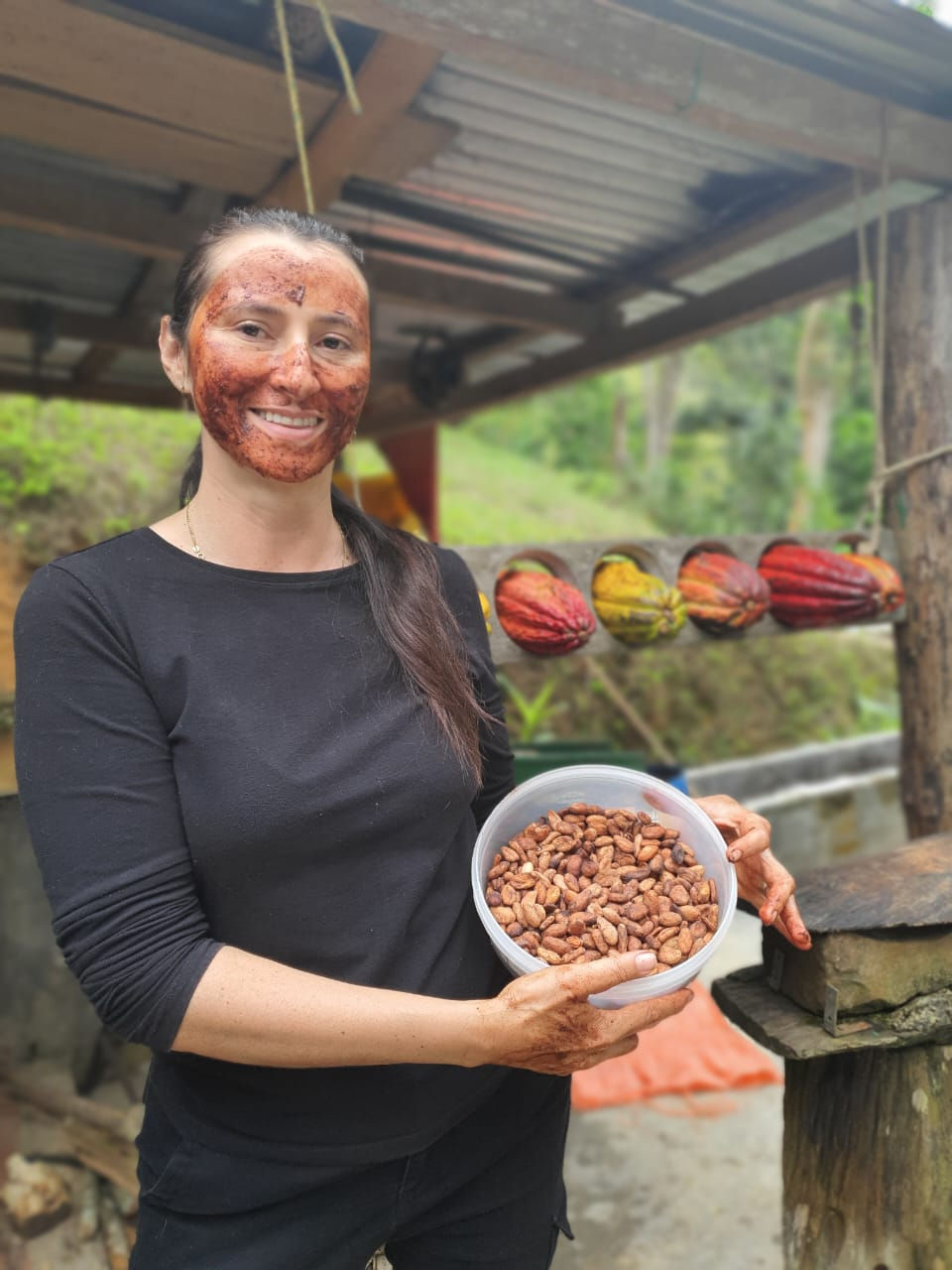 Frau hält Schüssel mit Kakaobohnen, Gesicht mit Schlamm, 3 Tage Vollpension Natur-Erholungsurlaub.