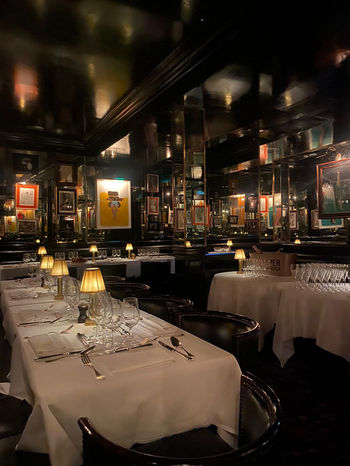 Ensemble de tables d'un restaurant parisien.Ensemble de tables d'un restaurant parisien.