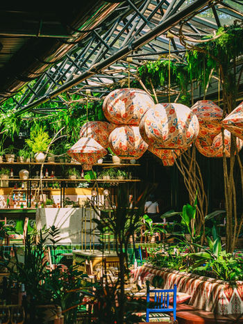 Ensemble de tables d'un restaurant parisien.