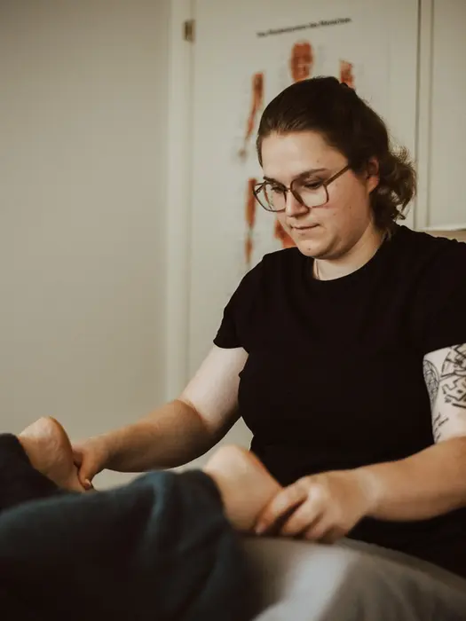 Jasmin Thoma bei einer AromaTouch Anwendung an den Füssen