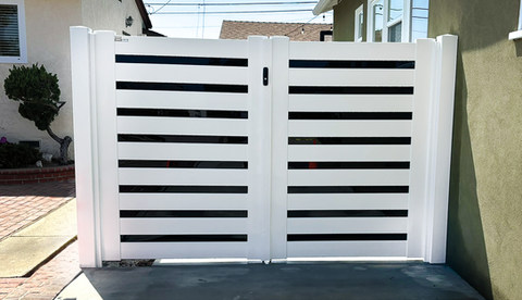 Vinyl Gate with Glass Middle combines the durability of vinyl with the elegance of a glass panel centerpiece. Installed by Torrance fence company