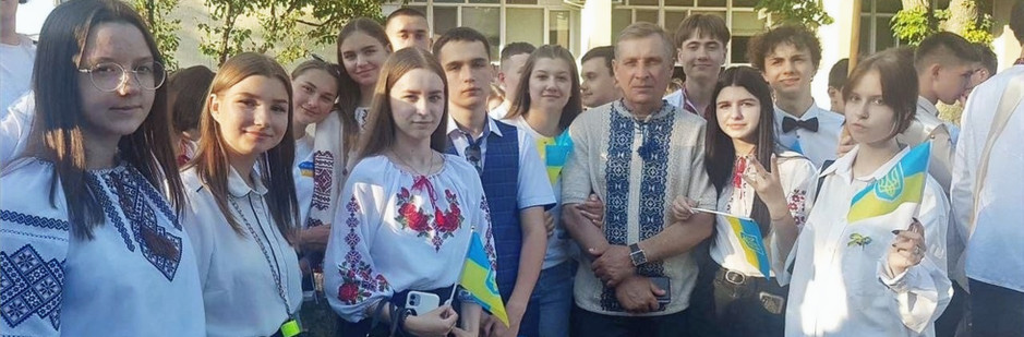 
Патріотична хода випускників - Марш подяки.

Подяки усім, хто боронив і боронить Україну.

Дякуємо ЗСУ і усім силам оборони за можливість проводити урочистості для наших учнів! 

Бажаємо нашим випускникам успіхів на шляху до своєї мети і здійснення найзаповітнішої мрії-ПЕРЕМОГИ!.jpg