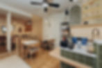 Caisse accessible aux personnes à mobilité réduite et espace de tables dans un salon de thé à Valence.