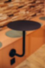 Banquette sur mesure avec tables individuelles en métal dans un salon de thé à Valence.