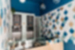 Aménagement intérieur d’une glacerie de 10 m² à Madrid avec murs en écailles et mobilier sur mesure.