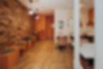 Intérieur de salon de thé associant vert kaki, murs terracotta et mobilier sur mesure.