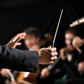 Orkest dirigent op het podium