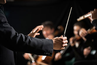 Orchesterleiter auf der Bühne