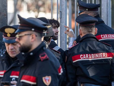 Asalto bancario deja 30 personas como rehenes en Nápoles, Italia: 6 han sido liberadas.