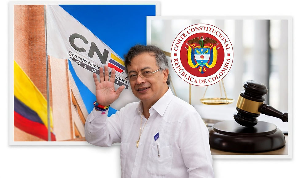Hombre sonríe y saluda. Fondo: bandera colombiana, logo CNE y Corte Constitucional. Martillo y balanza de justicia, transmiten formalidad.