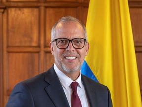 Procuraduría suspende al embajador Alfredo Saade por participación en política