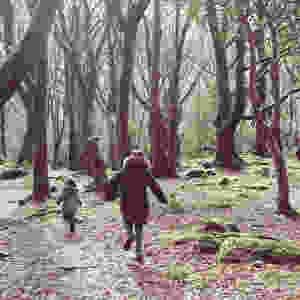 Mariel e Mia correm em uma floresta