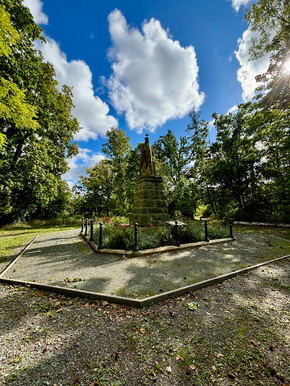 Ballenstedt Stadtpark mit Statue "Albrecht der Bär"