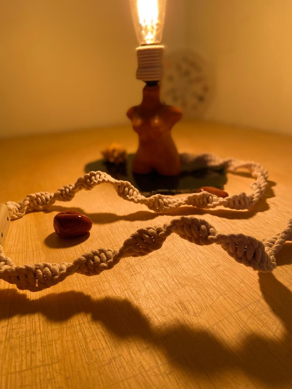 Miniatura: Luminária "Moça" – Arte, Luz e Aconchego