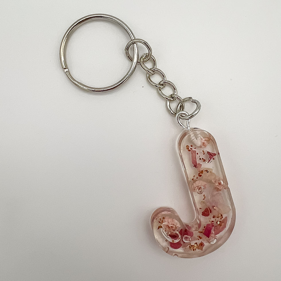 Thumbnail: Lettersleutelhanger met droogbloemen
