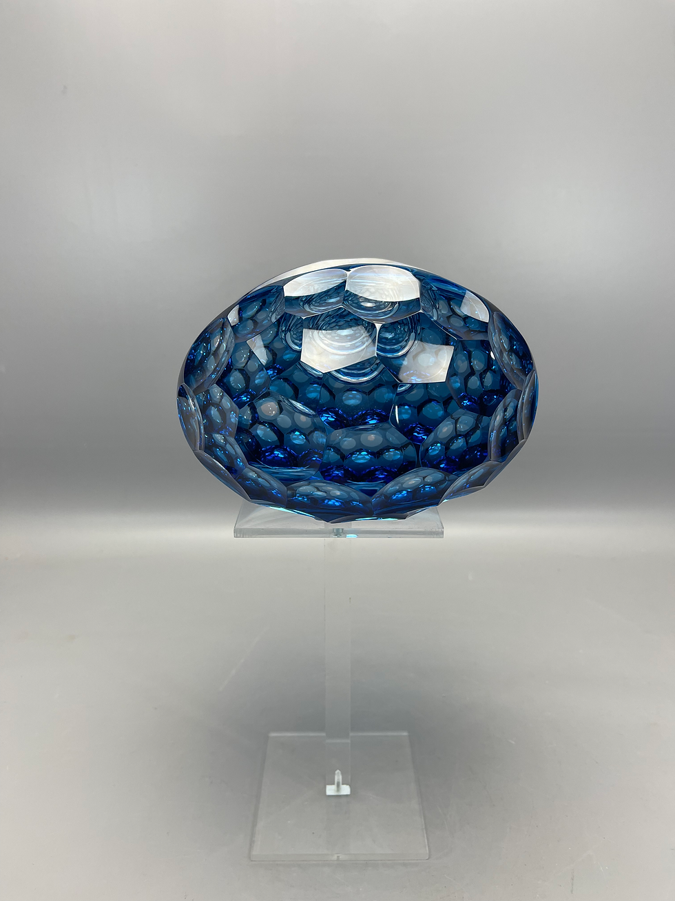 Thumbnail: Blauwe glazen object van Steve Frey