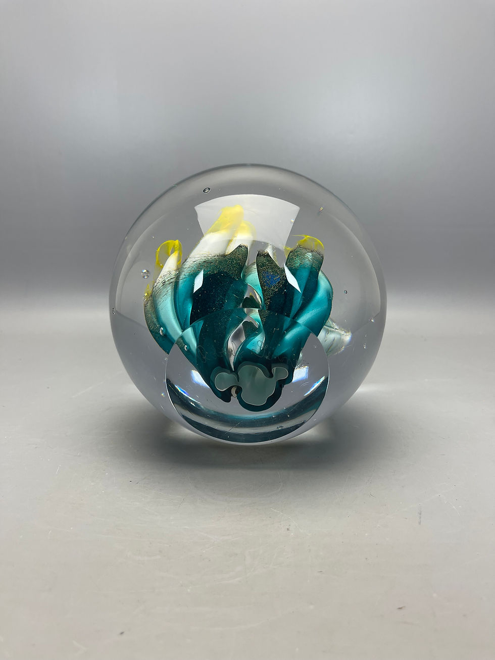 Thumbnail: Presse-Papier van Robert Jenner met Blauwe, Witte, Gele Koraalachtige Details
