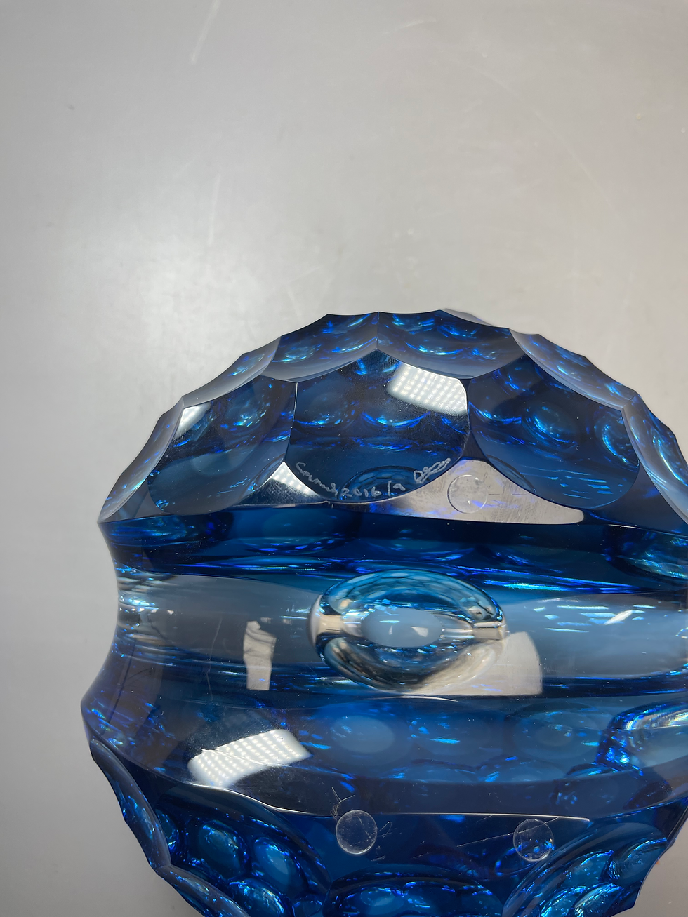 Thumbnail: Blauwe glazen object van Steve Frey