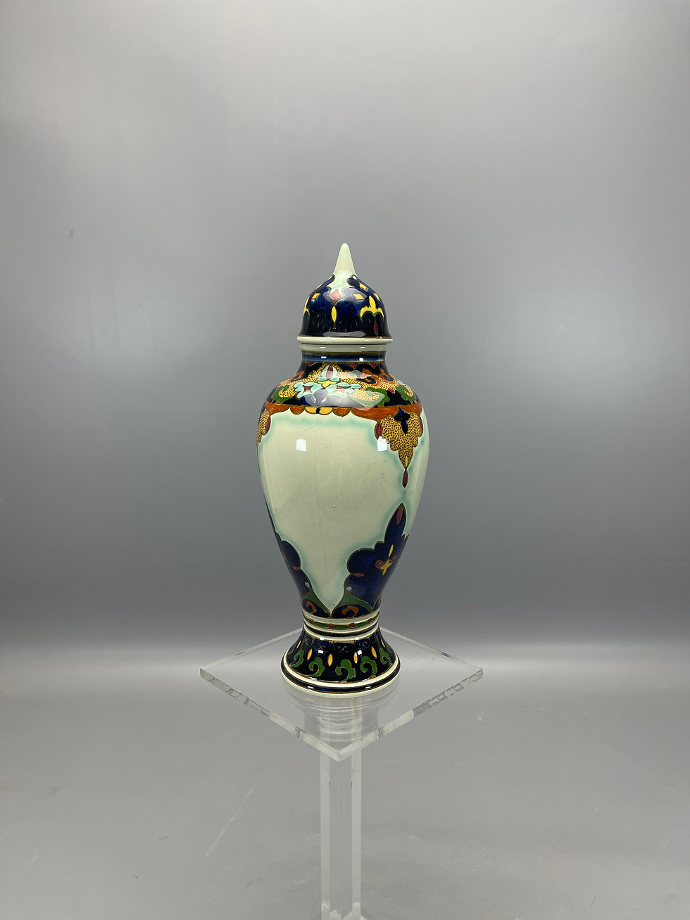 Thumbnail: Amphora dekselvaas met Juliana decor
