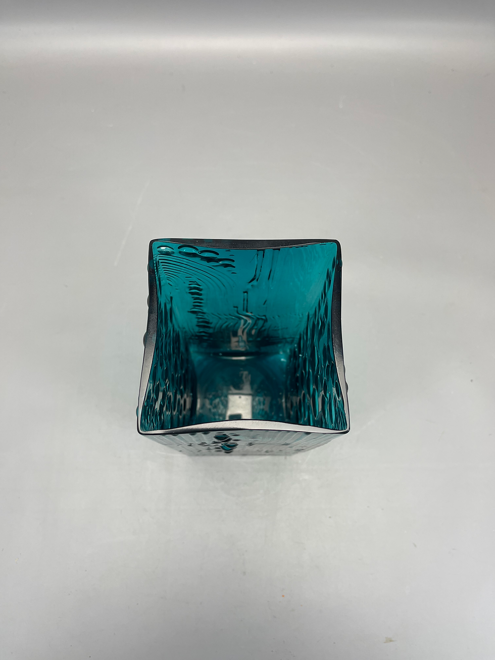 Thumbnail: Blauwgroene vierkante structuur vaas