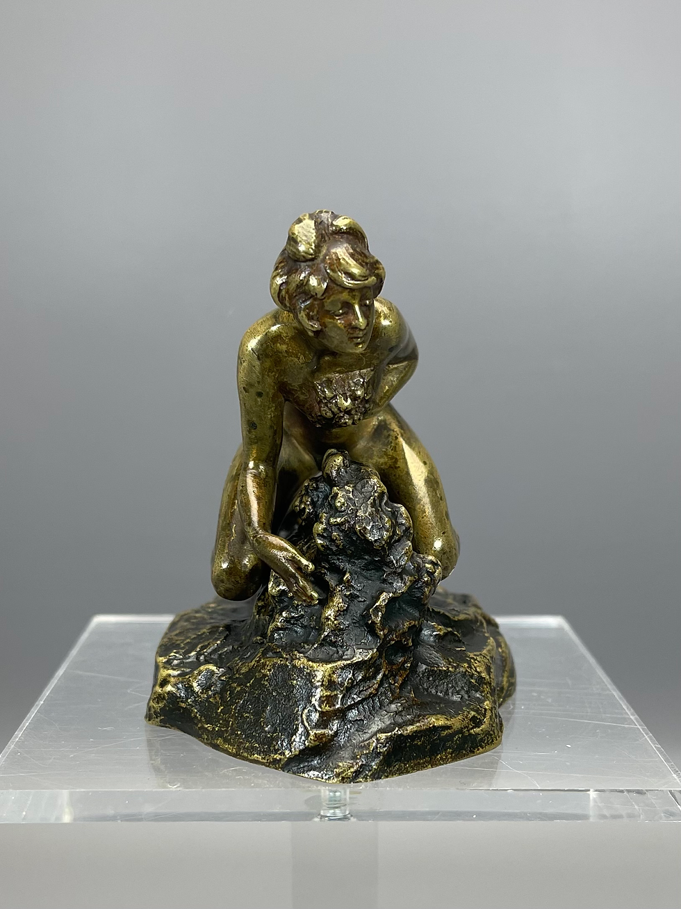 Thumbnail: Erotische sculpture op boomstam