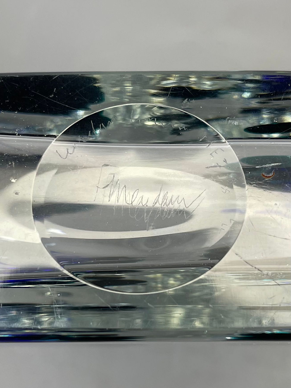 Thumbnail: Floris Meydam Unica Vaas in de Vorm van een Fles met Blauwe en Groene “Handen”
