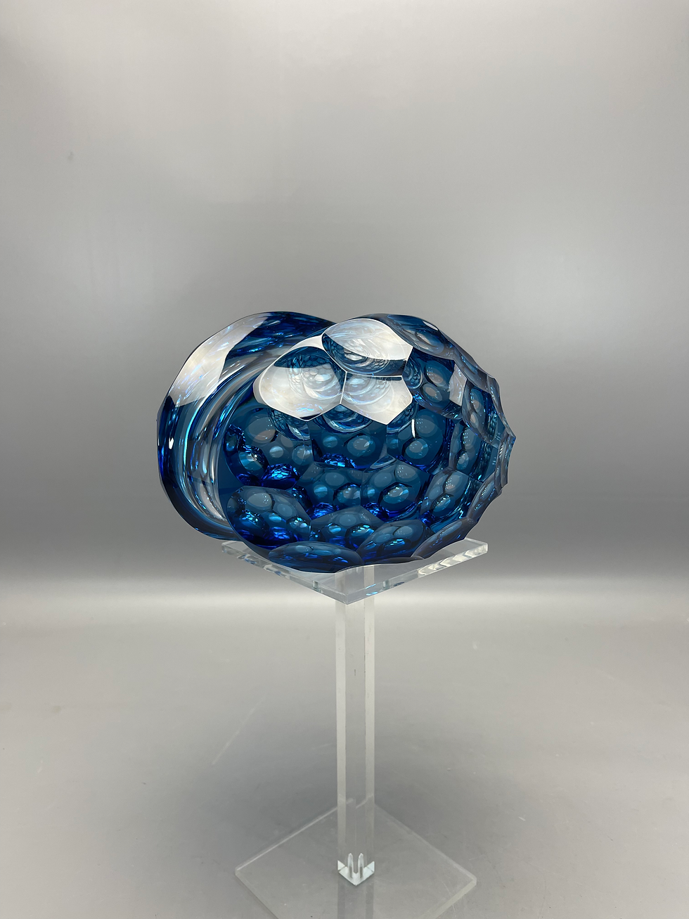 Thumbnail: Blauwe glazen object van Steve Frey