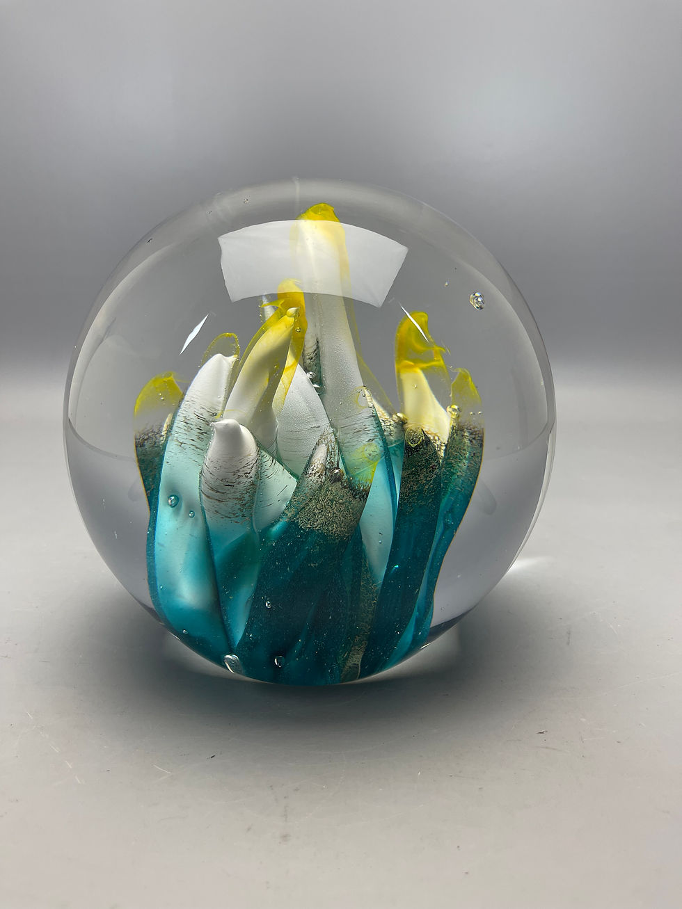 Thumbnail: Presse-Papier van Robert Jenner met Blauwe, Witte, Gele Koraalachtige Details