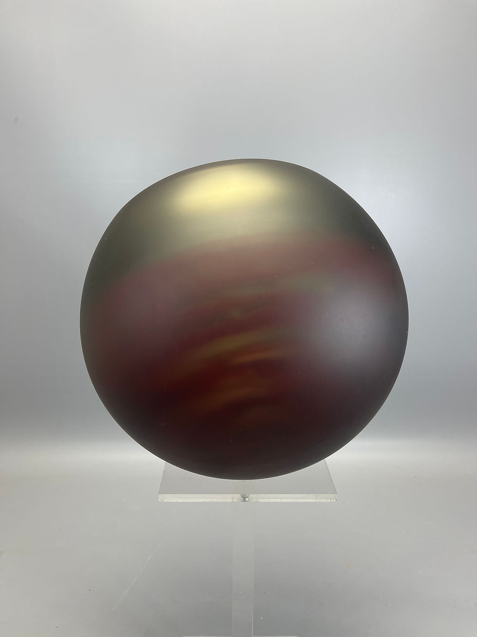 Thumbnail: Rond Mat Glazen Object met Rode Wervelingen van Art Havi