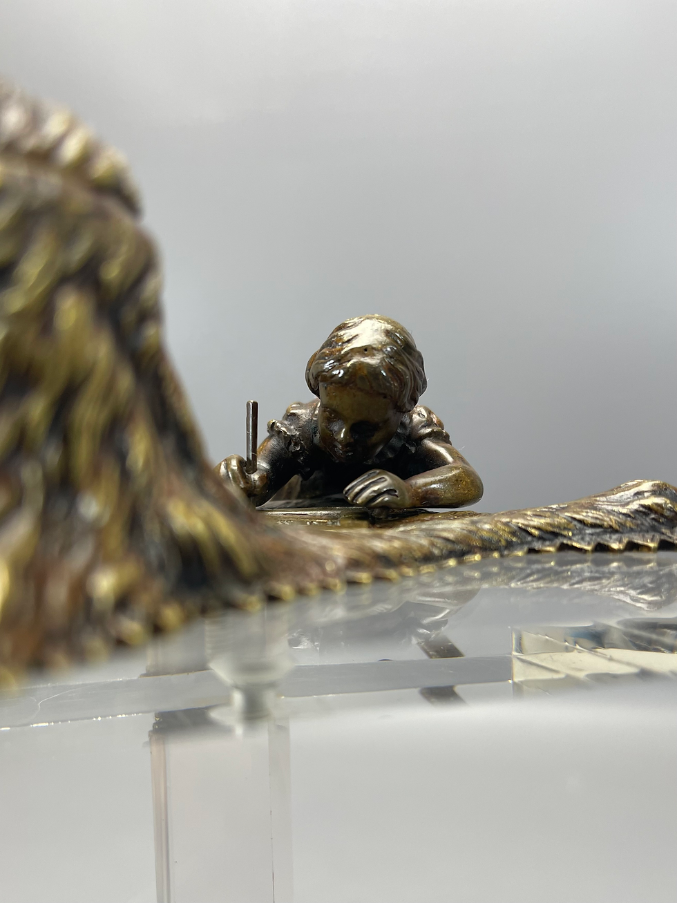 Thumbnail: Het Schrijvende Meisje op Berenvel (inktpot)