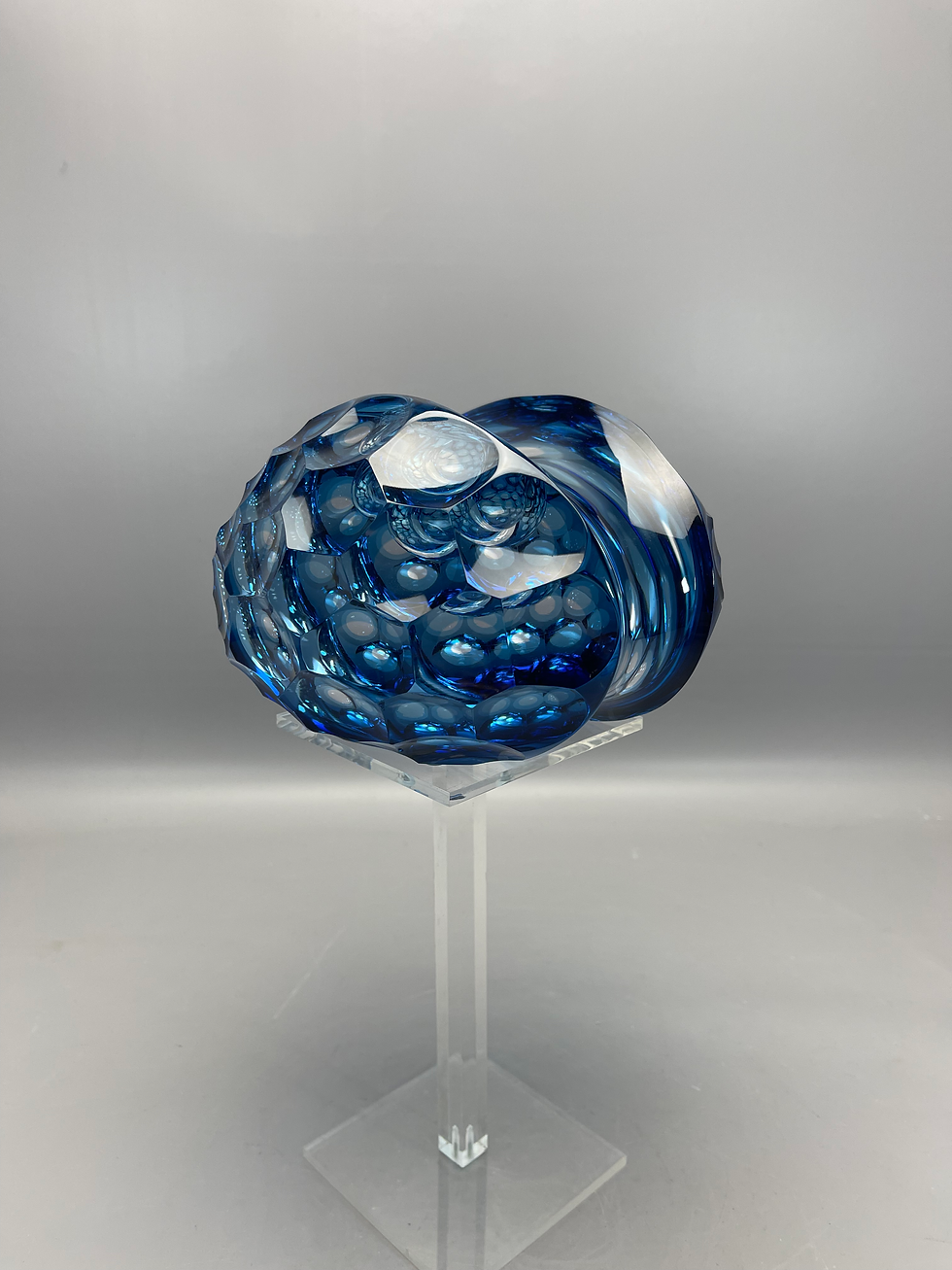 Thumbnail: Blauwe glazen object van Steve Frey