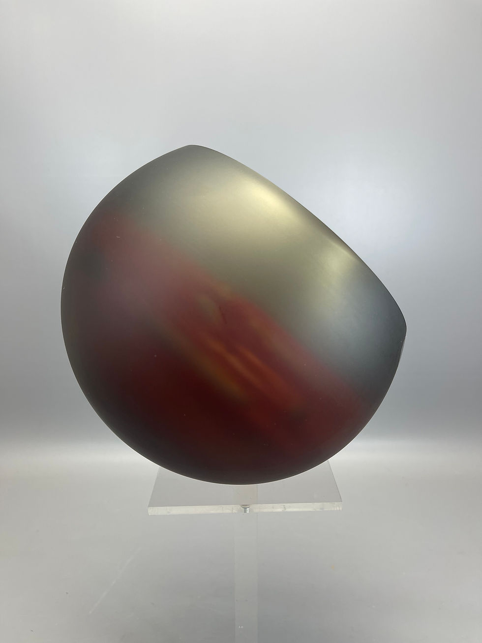Thumbnail: Rond Mat Glazen Object met Rode Wervelingen van Art Havi