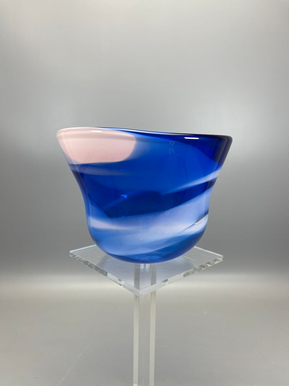 Thumbnail: Blauwe Vaas met Roze Getinte Details van Winnie Teschmacher
