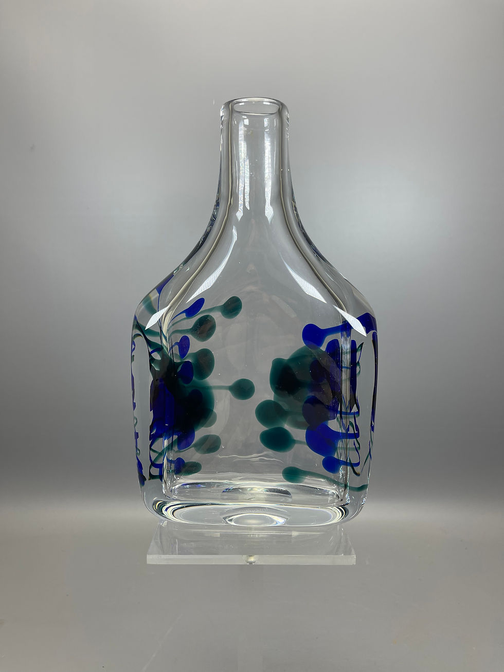 Thumbnail: Floris Meydam Unica Vaas in de Vorm van een Fles met Blauwe en Groene “Handen”