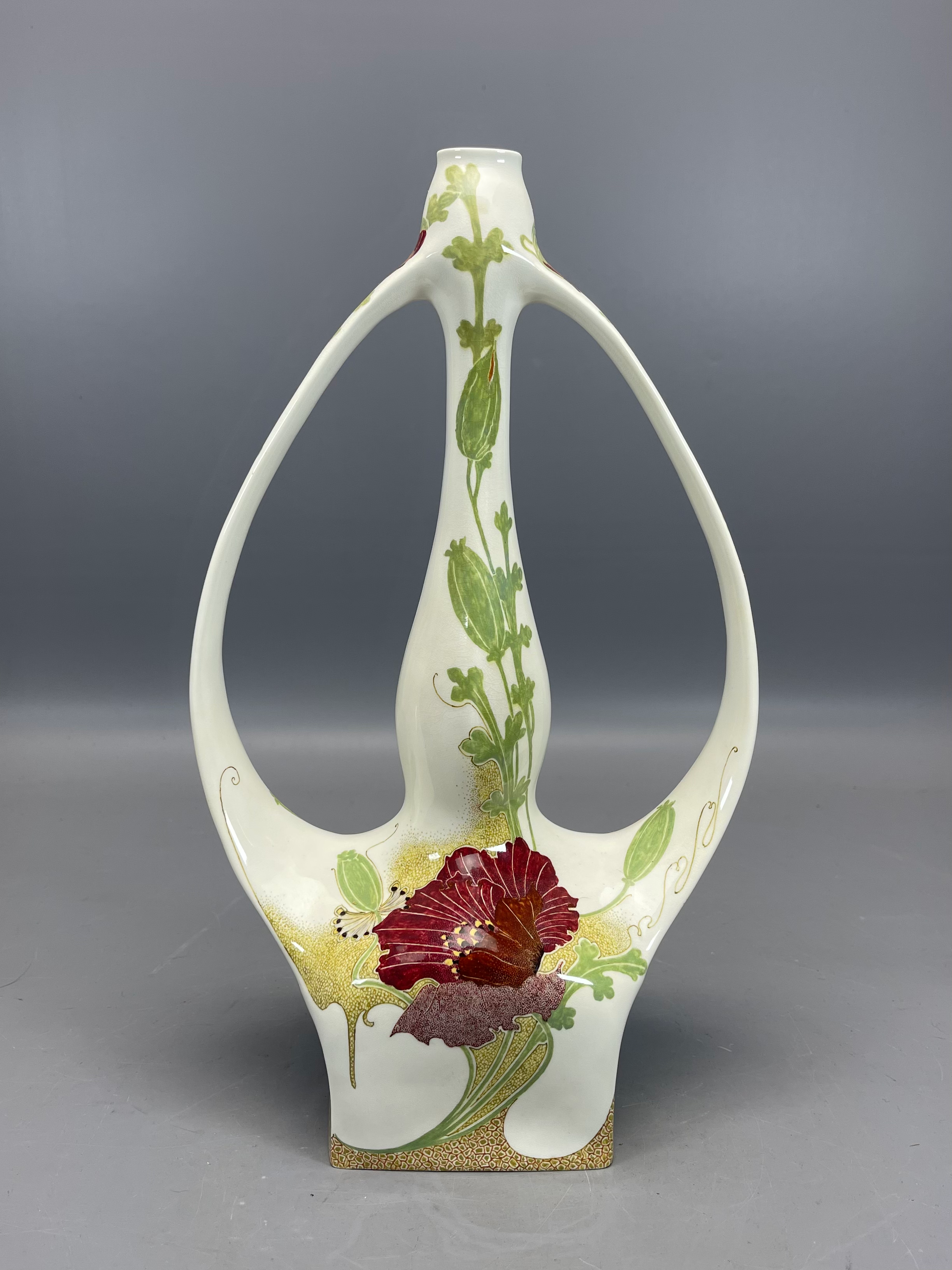 Rozenburg eierschaal mandjes vaas met rode en paarse bloemen