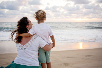 Séance photo en famille au bord de la plage de l'Especier. Photographe maternité basé dans les Landes, dans le Sud-Ouest.