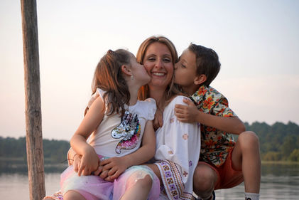 Séance photo en famille au bord du lac d'Arjuzanx. Photographe maternité basé dans les Landes, dans le Sud-Ouest.