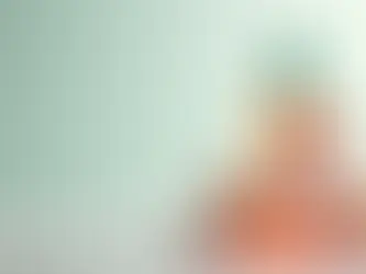 Frasco de Colgate Plax Odor Control ao lado de cebola e alho frescos com fundo neutro claro