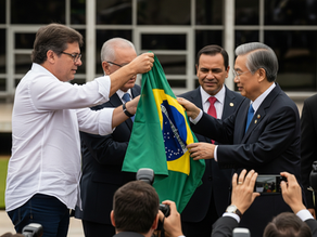 Deputado retirando a Bandeira do Congresso Nacional e entregando-a a um líder estrangeiro