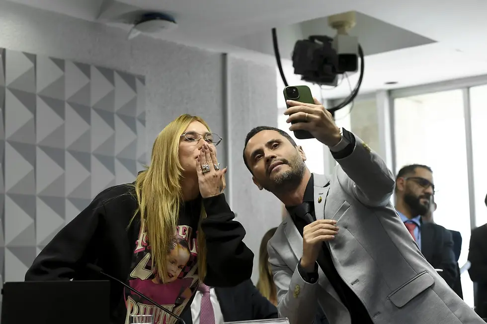 Deputado faz selfie com influencer durante CPI das Bets