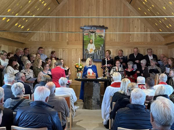 Biskup Íslands, sr. Guðrún Karls Helgudóttir hafði umsjón með vígslu Miðgarðakirkju