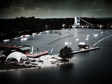 Landschaftbild der Wakeboard Anlage