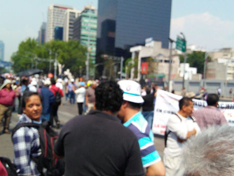 Usuarios marchan contra tarifas de CFE