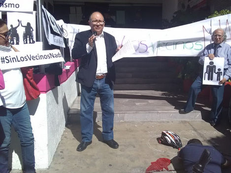 Vecinos protestan contra "la plaga naranja" de bicicletas frente a SEMOVI.